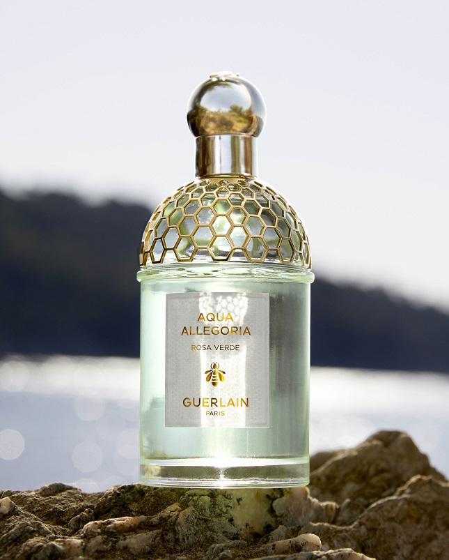 GUERLAIN เผยโฉมน้ำหอมใหม่จากคอลเลกชัน AQUA ALLEGORIA กลิ่น ROSA VERDE มนต์เสน่ห์แห่งสวนพฤกษา มอบความรู้สึก “FEEL-GOOD” ผ่อนคลายและสดชื่น ราวกับได้สัมผัสกับธรรมชาติที่สดใสในฤดูร้อน กระตุ้นความสดชื่นและความกระปรี้กระเปร่า