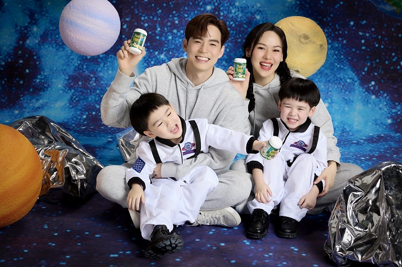 ส่อง!! พี่ชายที่แสนดี “น้องพีร์-น้องธีร์” ลูกพ่อ “บีม-กวี” ดูแลน้องไม่ห่าง แถมยิ่งโตยิ่งหล่อ ฉายแววดาราเหมือนคุณพ่อ งานนี้ตกแฟนคลับได้เต็มๆ!!