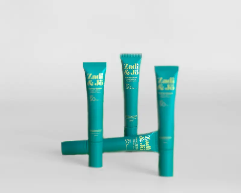เบาจนอยากทาทุกวัน แต่ปกป้องแบบจริงจัง! เบื้องหลัง Zadi & Jo Sunny Splash กันแดดสำหรับวัยเรียน สู่มาตรฐาน ISO 23675 และ รางวัล Sustainable Beauty จาก TCOS